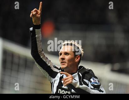 Fußball - Barclays Premier League - Newcastle United gegen West Ham United - St James' Park. Peter Lovenkrands von Newcastle United feiert das fünfte Tor seines Spielers Stockfoto