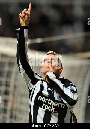 Fußball - Barclays Premier League - Newcastle United gegen West Ham United - St James' Park. Peter Lovenkrands von Newcastle United feiert das fünfte Tor seines Spielers Stockfoto