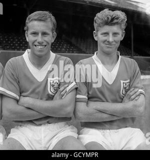 Fußball - League Division One - Blackpool Photocall - Bloomfield Road. Barry Edmunson (l.) und Gordon Marsland, Blackpool Stockfoto
