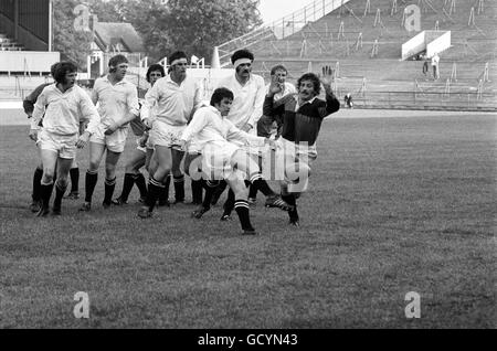 Rugby Union - Harlekins / Swansea - Twickenham. Robert Dyer von Swansea lässt den Ball in Berührung kommen Stockfoto