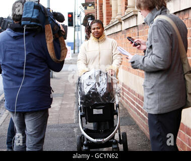 Joan Ndeme, deren Tochter zur Baby-Abteilung der Little Stars Nursery in Nechells, Birmingham, gegangen ist, wird von den Medien begrüßt, als sie in der Kinderkrippe ankommt, nachdem eine 20-jährige Kinderkrippe in den frühen Morgenstunden des gestrigen Tages wegen des Verdachts auf Kindesmissbrauch verhaftet wurde. Stockfoto