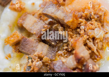 Gebratenes Ei mit Schweinefleisch und Toppings, Frühstück Essen im Thai-Stil Stockfoto
