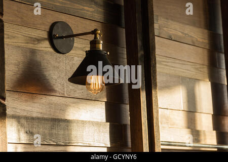 altmodische Lampe hängen Holzwand Stockfoto