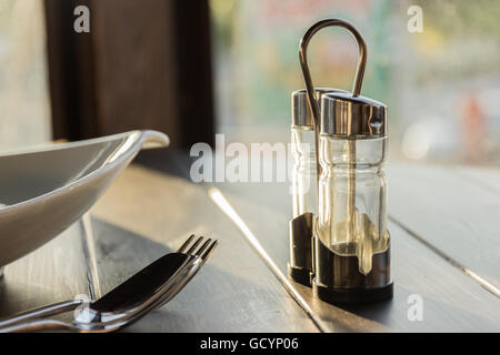 Sortiment von Gewürzen in Glasflaschen auf hölzernen Hintergrund Stockfoto