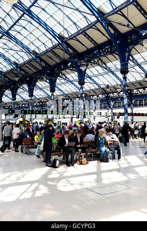 Pendler und Passagiere warten auf Züge in der Konkursbahn Brighton Bahnhof Southern Rail Network Stockfoto