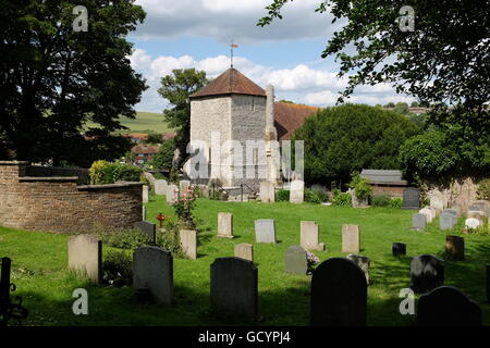 Die historische Kirche aus dem 11. Jahrhundert und Friedhof von Ovingdean in der Nähe von Brighton UK Stockfoto