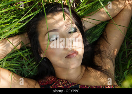 Asiatische Mädchen Porträt im Freien auf der Wiese Stockfoto