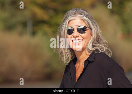 Fünfzig Jahre alte Frau in Natur Stockfoto