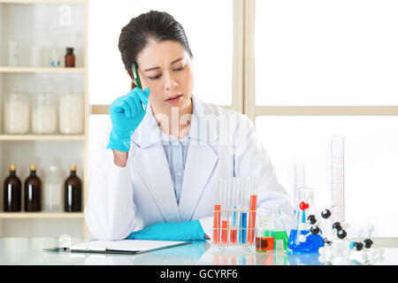 Asiatische Wissenschaftlerin beunruhigten bis zur Aufnahme ihrer Daten in Zwischenablage im Labor Stockfoto