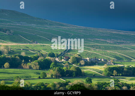 Sturm Wolken über Sedbusk, Wensleydale, Yorkshire Dales National Park. Stockfoto