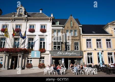 Alte Sotteghem Restaurant und Brasserie und Informationszentrum und Stadhuis in Vestenstraat, Zottegem, Zungenspiele Stockfoto