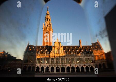 Die Universitätsbibliothek auf dem Ladeuze Platz am Abend, Leuven, Belgien. Universitätsbibliothek in Leuven / Louvain, Belgien Stockfoto