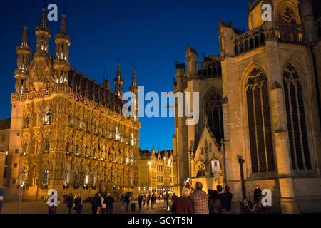 Das gotische Rathaus im brabantischen spätgotischen Stil auf dem Grote Markt / Main Market square, Leuven / Louvain, Belgien. Leuven Stockfoto