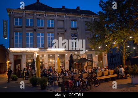 Bars und Restaurant-Terrassen Vismarkt, Mechelen (Malines) in der Nacht, Flandern, Belgien. Stockfoto