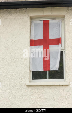Patriotische Englisch Fahne Symbol der Einheit Austritt Rugby-Fußball Reihenhaus Haus Flagge Unterstützung aus Fenster symbolische Stockfoto
