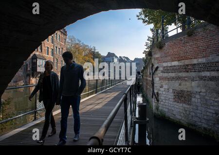 Ein paar Spaziergänge entlang dem Kanalboot Kanal Wasserstraße in Mechelen (Mechelen) bei Sonnenuntergang, Flandern, Belgien. Stockfoto