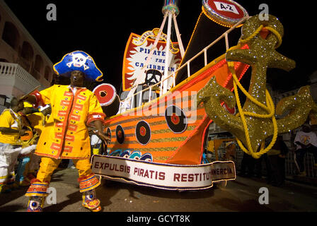 Carnaval del Junkanoo. Bay Street, Nassau, New Providence Island, Bahamas, Karibik. New Year es Day Parade. Boxing Day. Kostüm Stockfoto