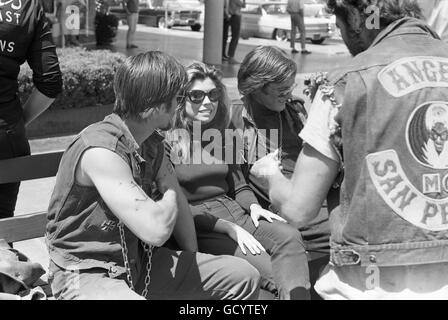 Peter Fonda und Nancy Sinatra am Set von "The Wild Angels" Stockfoto