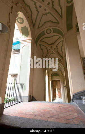 Die Palazzo Dello Spagnolo ist ein Rokoko oder spät-Barock-Stil Palast im Zentrum von Neapel Stockfoto