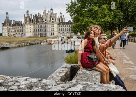 Touristen, die unter einem Selfie auf Château de Chambord, Loir-et-Cher, Frankreich Stockfoto