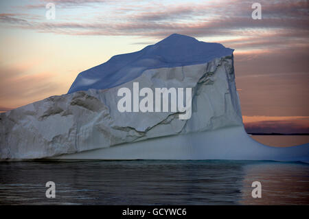 Eisberg unter der Mitternachtssonne aus der West-Küste Grönlands Stockfoto