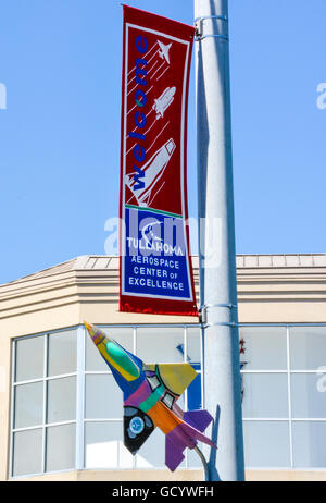 Die Stadt Tullahoma Aerospace Center of Excellence empfängt die Besucher mit bunten Zeichen & Flugzeug auf einer Straße Post in TN Stockfoto