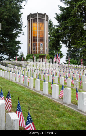 Memorial Day Zeremonie am Friedhof mit amerikanischen Flaggen auf Grabstätten Stockfoto