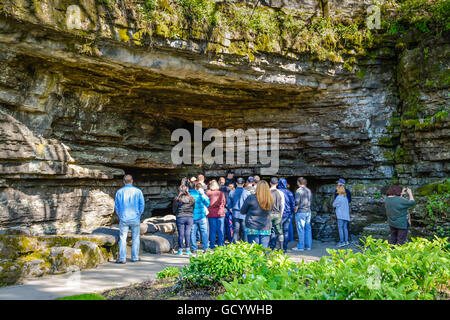 Menschen auf der Führung von Jack Daniels Destillerie Garten Lage Ort der Höhle Quellwasser in Lynchburg, Tennessee Stockfoto