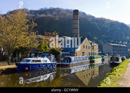 Kähne, schmale Boote und Boote vertäut am Rochdale Kanal in Hebden Bridge, Calderdale, West Yorkshire England UK Stockfoto