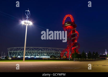 London, England - 27. Mai 2016: Nacht Blick auf die beleuchtete Olympiastadion und ArcelorMittal Orbit Aussichtsturm Stockfoto