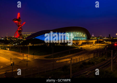 London, England - 27. Mai 2016: Nacht Blick auf die beleuchtete London Aquatics Centre, Olympiastadion und ArcelorMittal Orbit Stockfoto