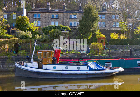 Kennet, ein kleines Boot festgemacht am Rochdale Kanal in Hebden Bridge, Calderdale, West Yorkshire England UK Stockfoto