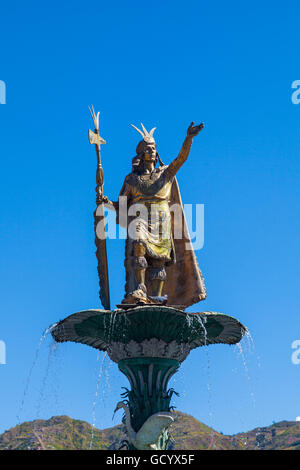 Die Pachacuti-Brunnen in der Mitte der Plaza de Armas in Cusco, Peru Stockfoto