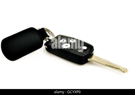 Fahrzeugschlüssel mit Funkfernbedienung und Leder-Tag auf weißem Hintergrund Stockfoto