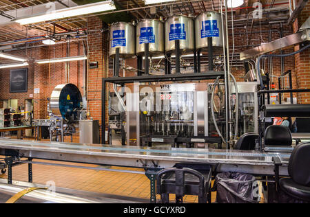 Im Inneren der weißen Kaninchen Bottle Shop in der Jack Daniels Destillerie fördert Tour Gedenkmünzen in Flaschen Whisky in Lynchburg, Tennessee Stockfoto