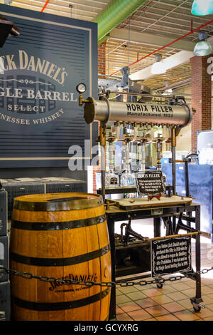 Im Inneren der weißen Kaninchen Bottle Shop in der Jack Daniels Destillerie fördert Tour Gedenkmünzen in Flaschen Whisky in Lynchburg, Tennessee Stockfoto