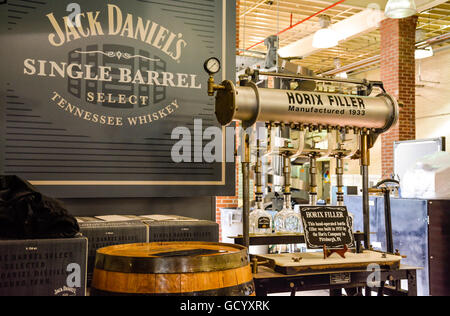 Im Inneren der weißen Kaninchen Bottle Shop in der Jack Daniels Destillerie fördert Tour Gedenkmünzen in Flaschen Whisky in Lynchburg, Tennessee Stockfoto