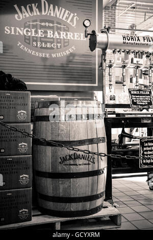 Im Inneren der weißen Kaninchen Bottle Shop in der Jack Daniels Destillerie fördert Tour Gedenkmünzen in Flaschen Whisky in Lynchburg, Tennessee Stockfoto