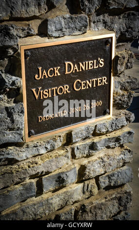 Bronzetafel auf Steinmauer an der Jack Daniels Destillerie Besucherzentrum in Lynchburg Tennessee Stockfoto