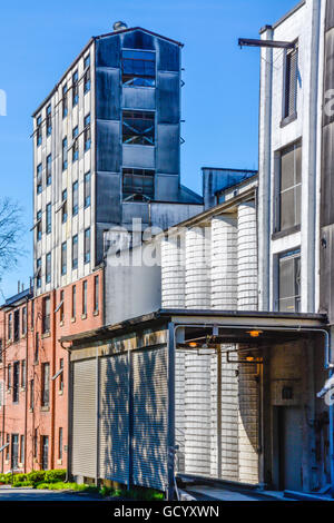 Alten geschwärzt Metall Gebäude mit alten Mühle Kornstrukturen auf dem Gelände der Jack Daniel Distillery in Lynchburg, Tennessee Stockfoto