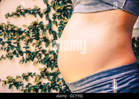 Schwangere Frau mit Ultraschall Scan Foto Stockfoto