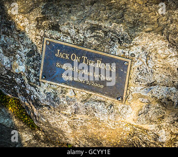 Eine Gedenktafel für die Bronzestatue von Jack Daniel auf dem Gelände der Destillerie des Künstlers Alan LeQuire mit dem Titel 'Jack on the Rocks', Lynchburg, TN Stockfoto