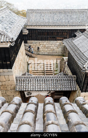 Japan, iyo Matsuyama Castle. Ichinomon Tor, Koraimon Stil, die zu kleinen ninomon zusammengesetzt und durch drei Yagura umgeben, Türme. Stockfoto