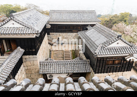 Japan, iyo Matsuyama Castle. Ichinomon Tor, Koraimon Stil, die zu kleinen ninomon zusammengesetzt und durch drei Yagura umgeben, Türme. Stockfoto