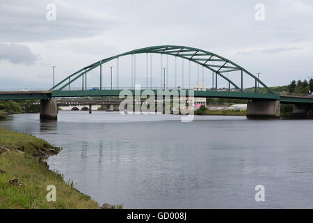 Die Scotswood Bridge überquert den Fluss Tyne zwischen Blaydon und Scotswood in Tyne und Wear, England. Stockfoto