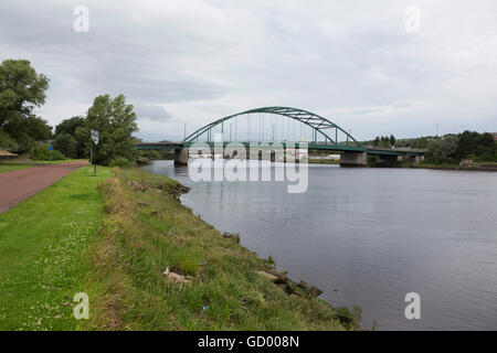 Der Fluss Tyne zwischen Blaydon und Scotswood in Tyne und Wear, England. Die Scotswood Bridge überquert den Fluss Tyne. Stockfoto