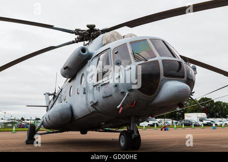 Nachschlagen in einem kroatischen Mil Mi-171, das "Hip" 2016 Royal International Air Tattoo abgebildet. Stockfoto