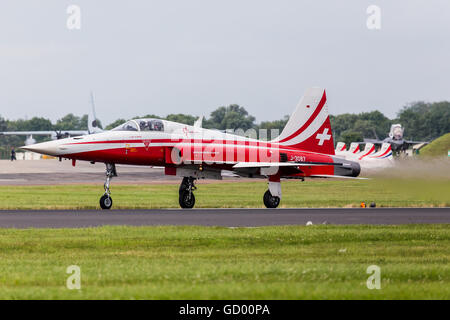 Eines der Patrouille Suisse F-15E Tiger II startet in 2016 Royal International Air Tattoo abgebildet. Stockfoto