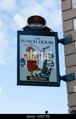 Pub Schild hängen über The Punch House Monmouth Stockfoto