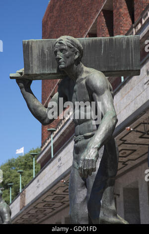 Rathaus von Oslo, Statuen von Arbeitnehmern auf den Stufen des Oslo ...